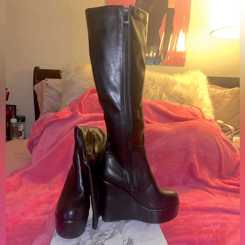 Size 6
From SHEIN 
Faux leather
Never used in box
Right under knee length
